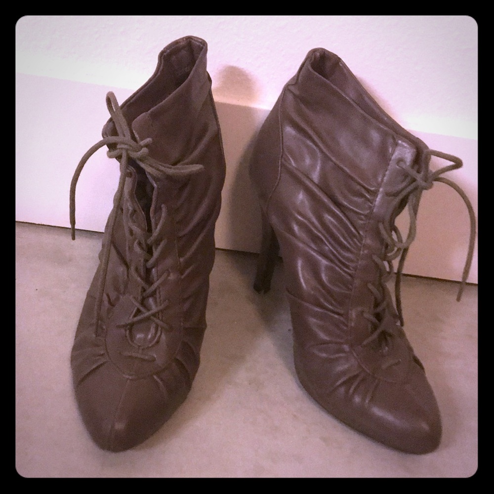 Heart in D booties size 7.5 - in great shape!